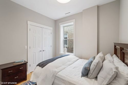 4425 Damen Ave, Chicago IL 60625-1701 exterior