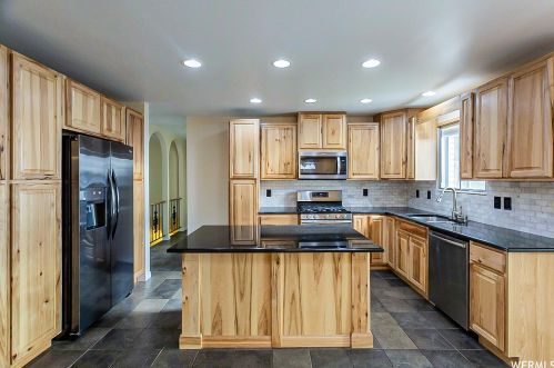 900 Peach Blossom Dr, Sandy, UT 84094-3046