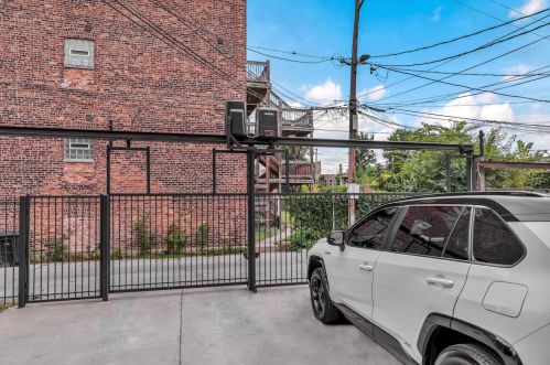 6405 Maryland Ave, Chicago IL 60637-1425 exterior