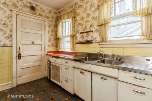 444 Sheridan Rd, Waukegan IL 60085-4018 exterior