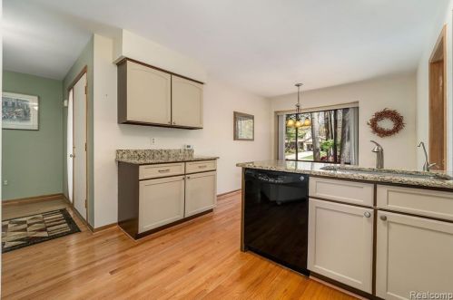 4082 Pinestead Dr, Walled Lake MI 48390-1344 exterior