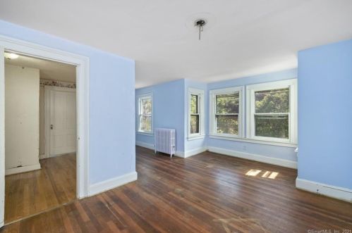 8 Un St, Milford CT 06460-4724 exterior