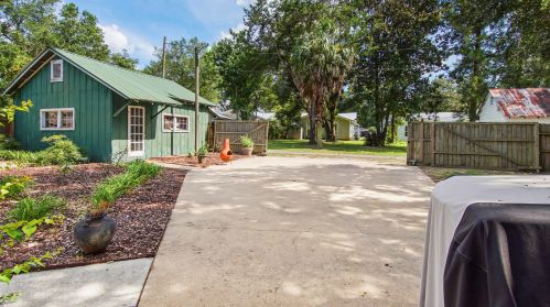98 Live Oak Ave, Defuniak Springs FL  32435-2383 exterior