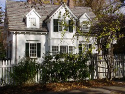 95 Cabot St, Newton, MA 02458-2528