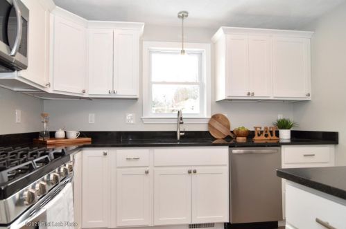 3 Marigold Cir, Providence RI 02904-3828 exterior