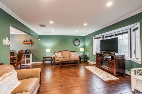 6 Lana Ct, Babylon, NY 11703-1114