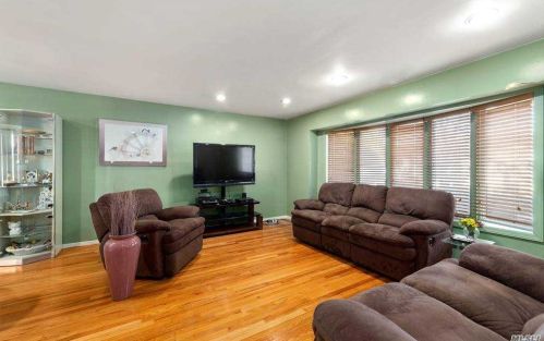 1045 Lawrence Ct, Valley Stream NY 11581-2709 exterior