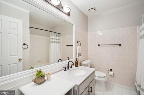 6607 Kelsey Pt Cir, Alexandria VA 22315-5528 exterior