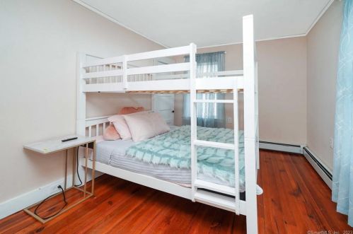 46 Glenwood St, Manchester CT  06040-6142 exterior