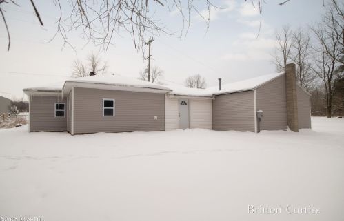 143 Irving Rd, Middlevle MI 49333-8377 exterior