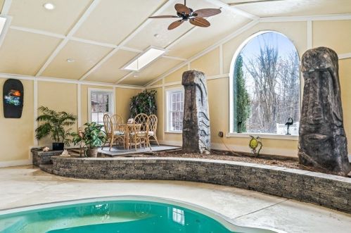 7 Azalea Ln, Peabody MA 01960-4602 exterior