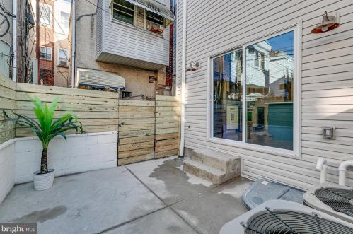 1009 Greenwich St, Philadelphia PA 19147-6409 exterior