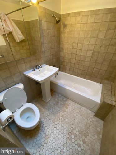 7135 Erdrick St, Philadelphia PA 19135-1012 exterior