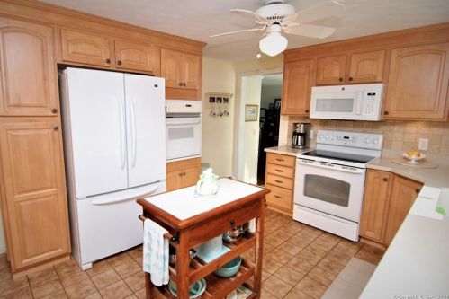 6 Buchanan Rd, Enfield CT 06082-5327 exterior