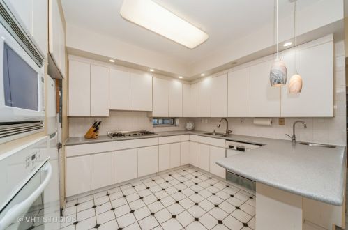 6214 Magnolia Ave, Chicago IL 60626-5306 exterior