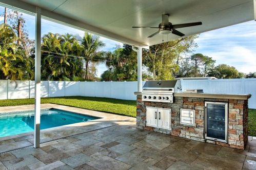 239 Johnnycake Dr, Naples FL 34110-1346 exterior