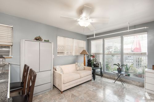 6024 Artesian Ave, Chicago IL 60659-4101 exterior