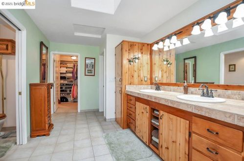 2884 Ln Dr, Concord CA 94518-2106 exterior