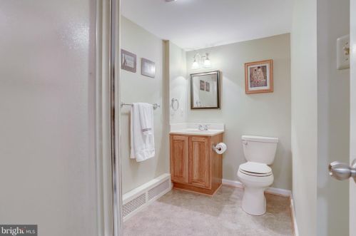 8909 Linton Ln, Alexandria VA 22308-2438 exterior