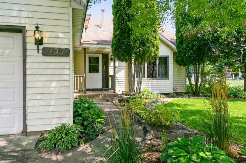 327 Jesse James Ln, Saint Paul, MN 55115-1791