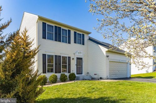 12 Louvain Dr, Hanover, PA 17331-8495