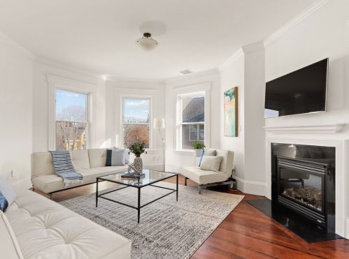 134 Davis Ave, Brookline, MA 02445-7633