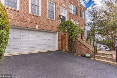 5588 Governors Pond Cir, Alexandria VA  22310-2349 exterior