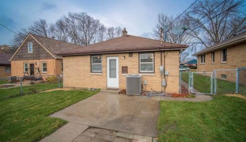 6221 Spencer Pl, Milwaukee WI  53218-4946 exterior