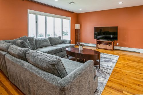 722 Eagle Dr, Valley Stream NY  11581-3540 exterior