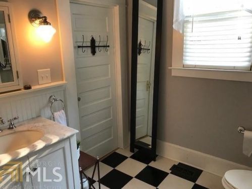 1528 Cambridge Ave, Atlanta GA 30337-2110 exterior