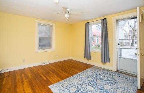 17 Byrnes St, Middletown RI 02840-4059 exterior