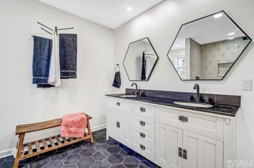 22 Stiles Rd, Edison NJ  08817-4137 exterior