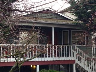6808 Oswego Pl, Seattle, WA 98115-6456