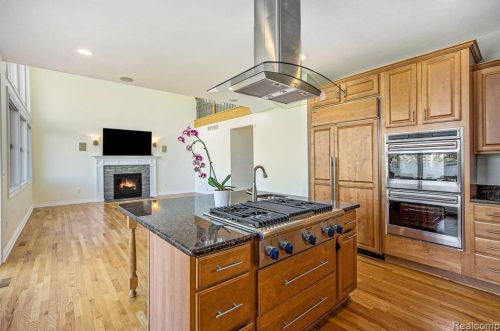 692 Appalachi St, Walled Lake MI  48390-1005 exterior