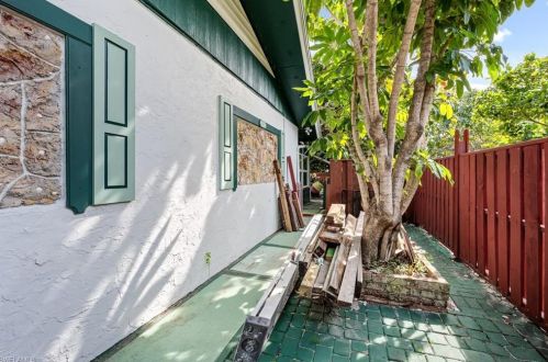 536 102 Ave, Naples FL 34108-3215 exterior