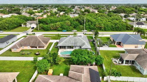 912 Paar Dr, Fort Pierce FL 34953-5623 exterior