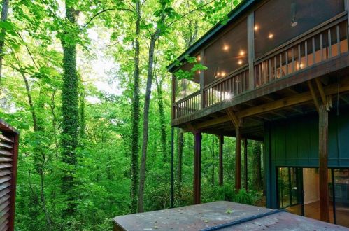 620 Colebrook Ct, Atlanta GA  30327-4710 exterior