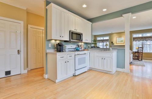 8 Oakmont Dr, Concord NH 03301-6916 exterior