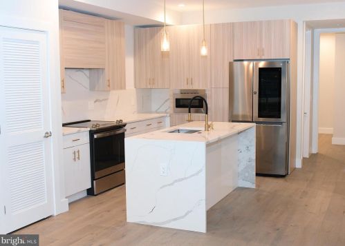 922 15th St, Philadelphia, PA 19146-2141