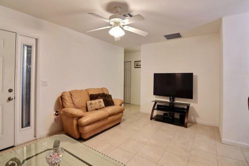 7304 Deland Ave, Fort Pierce FL 34951-1425 exterior