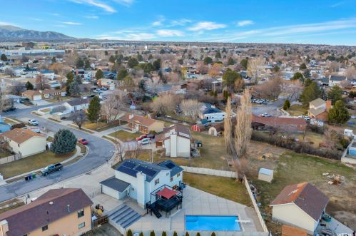 7529 Springbrook Dr, Taylorsville UT 84084-3654 exterior