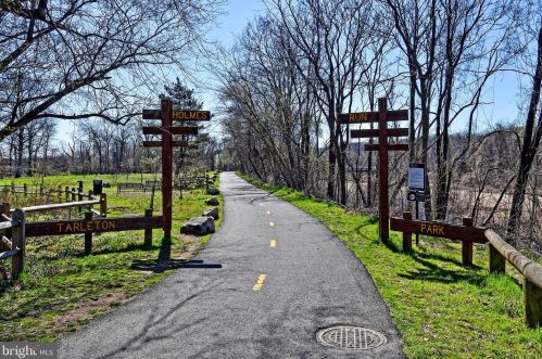 236 Jenkins St, Alexandria VA 22304-4907 exterior