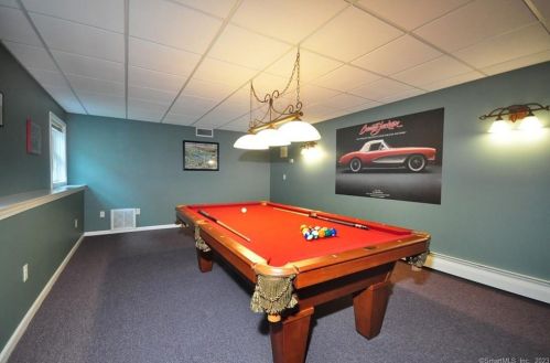 221 Marshall Phelps Rd, Windsor CT 06095-1743 exterior