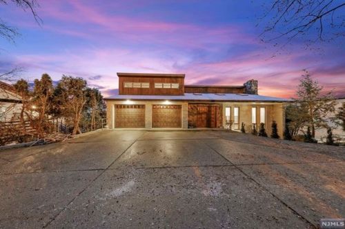 16 Vista Ln, Edgewater, NJ 07020-1522