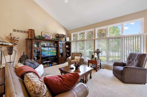 1039 Bloomview Cir, Rochester MI 48307-1728 exterior