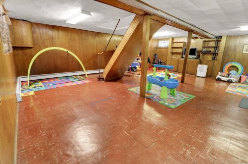 8 Birchwood Dr, Valley Stream NY 11580-1908 exterior