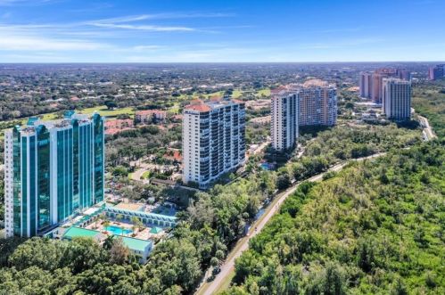 7515 Pelican Bay Blvd, Naples FL 34108-7511 exterior