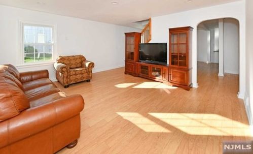 30 Kipp Ave, Hasbrouck Heights, NJ 07604-1217