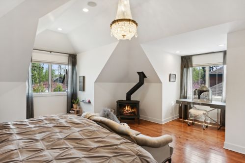 2955 Sunnyside Ave, Chicago IL 60630-3923 exterior