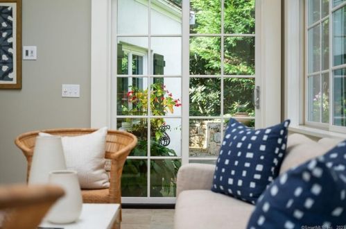 31 Crst Rd, Norwalk CT 06853-1207 exterior